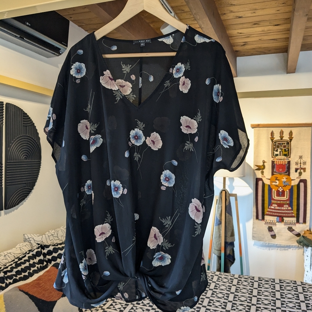 Floral lightweight tie-bottom blouse size XXL